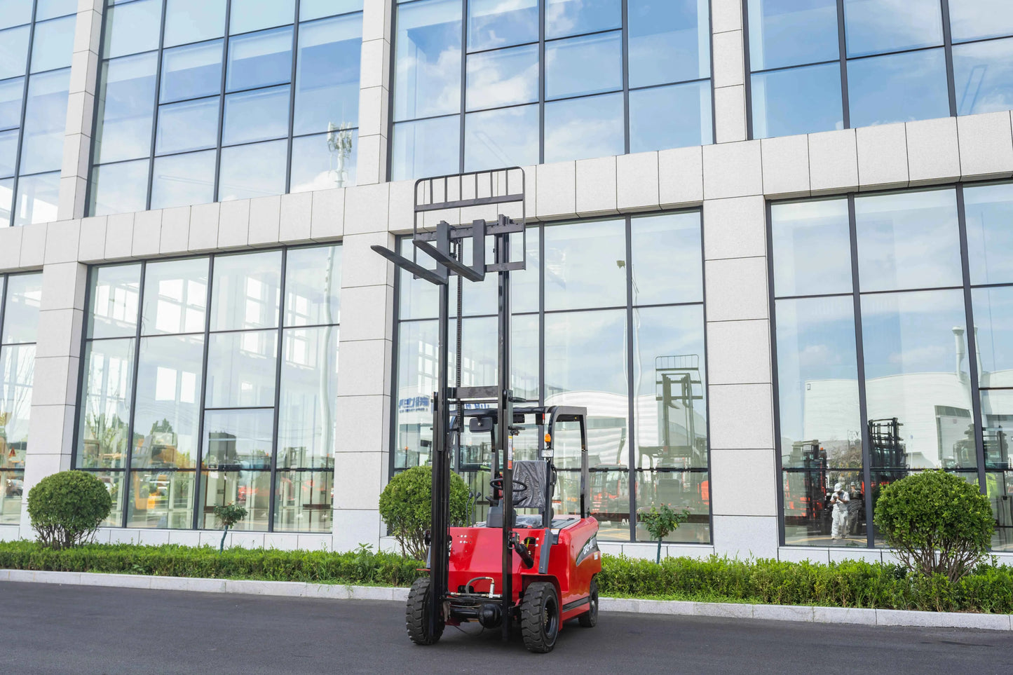 2 Ton Electric Forklift China Factory High-Efficiency Environment Friendly 4 Wheels Energy Saving Battery Forklifts Custom